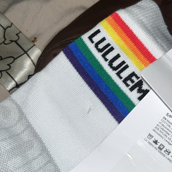 Lululemon BUNDLE 💜HAT SOCKS 🧦 AND HAIR ACCESSORIES 💜✝️ - Picture 11 of 17